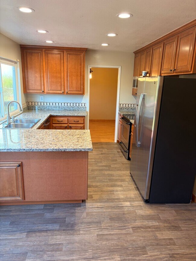 Foto del edificio - Upgraded 4 bed 2.5 bath home in San Jose. This is a must see!