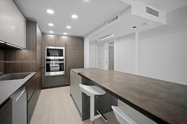 Building Photo - 1865 Brickell Ave