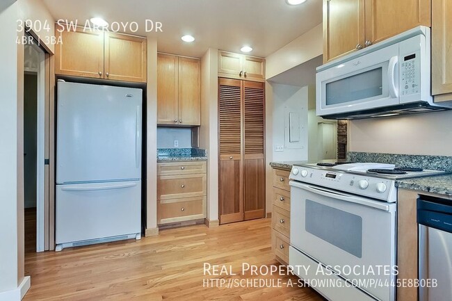 Building Photo - Pet friendly, 4 bed, 2.5 bath SFH in W.Sea...