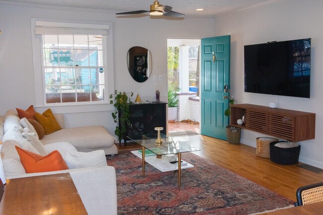 Living room - 870 Vera St SE