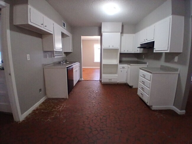Foto del edificio - Spacious 4BR/2BA Home with Carport