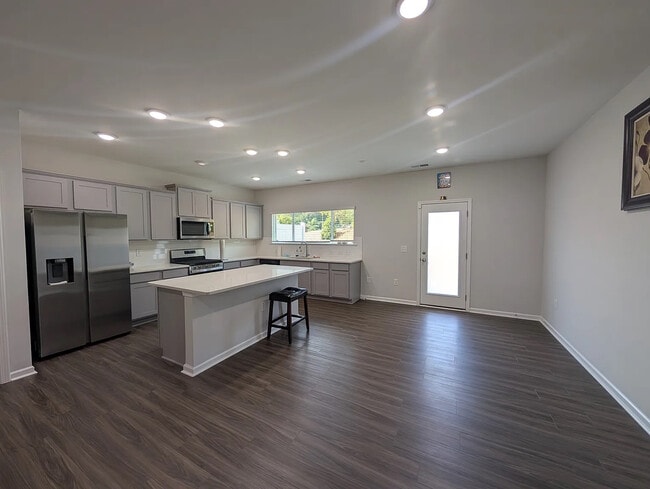 Foto del edificio - Room in Townhome on Regal Dr
