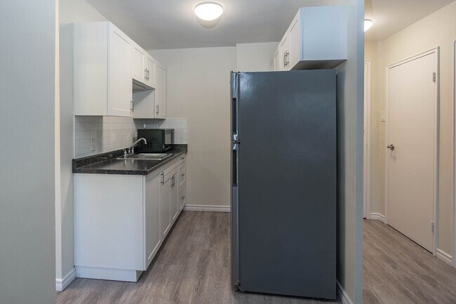 Photo du bâtiment - Embassy Tower Apartments