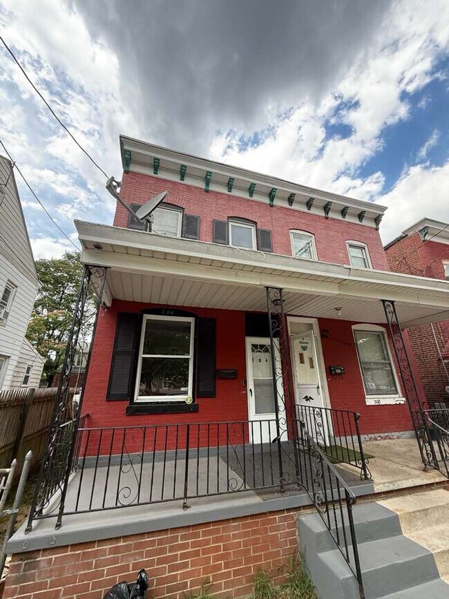 Building Photo - 306 Dayton St
