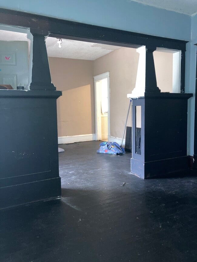 Building Photo - 1628 E Grand Ave