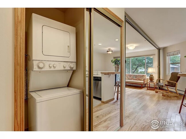 Building Photo - 4990 Meredith Way