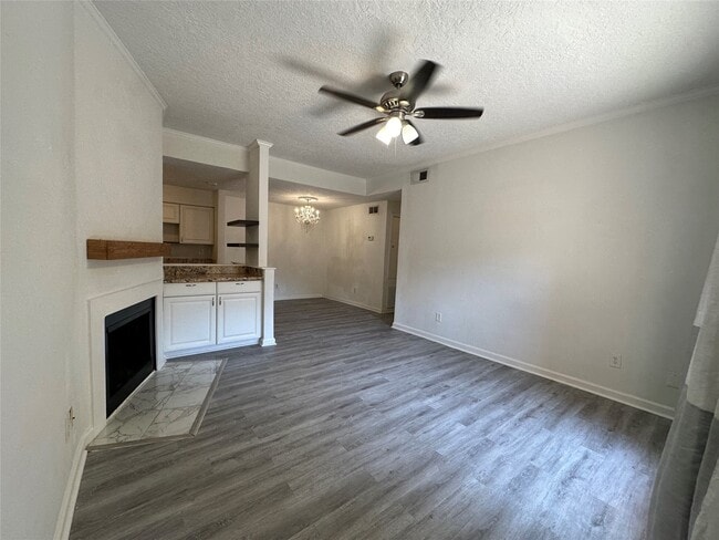 Building Photo - 2125 Augusta Dr