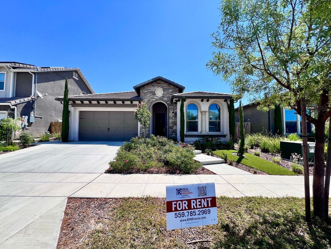 Foto principal - $2,895 Shepherd & Temperance, 3 Bedroom Mo...