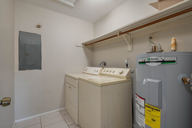 Building Photo - Deena Way 37-43