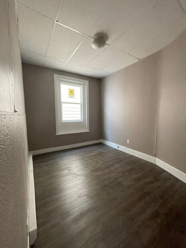 Building Photo - 402 Pine Street
