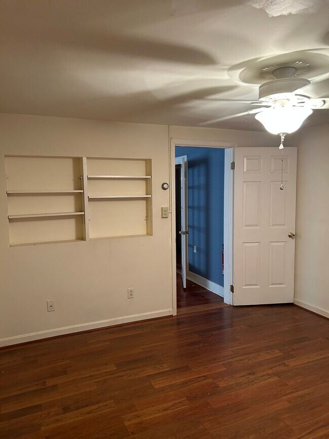 Building Photo - Spacious 1 Bedroom Apartment Available Now!