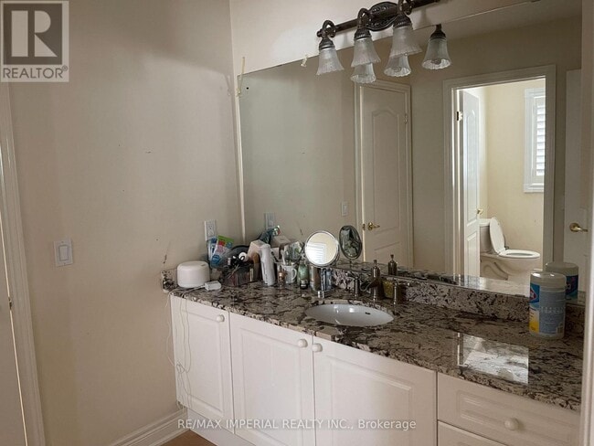 Building Photo - 21 Ormsby Ct