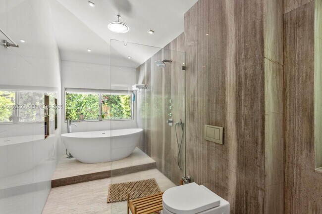 Foto del edificio - 570 NE 52nd Terrace