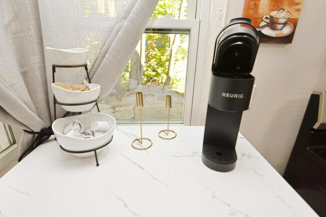 Building Photo - 815 N Twyckenham Dr