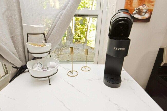 Building Photo - 815 N Twyckenham Dr