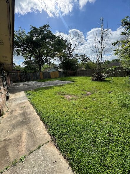 Foto del edificio - 6414 Bluestone Dr