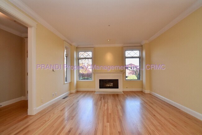 Building Photo - 3 Bedroom Larkspur Townhouse.