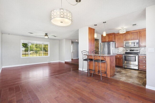 Foto del edificio - Beautiful Home w/ Panoramic Views!!  (Lake...