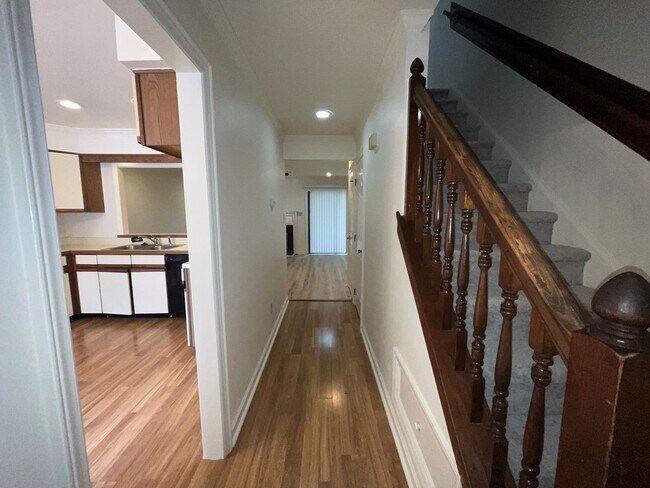 Foto del edificio - Location! Cozy Deck with view of Creek! La...