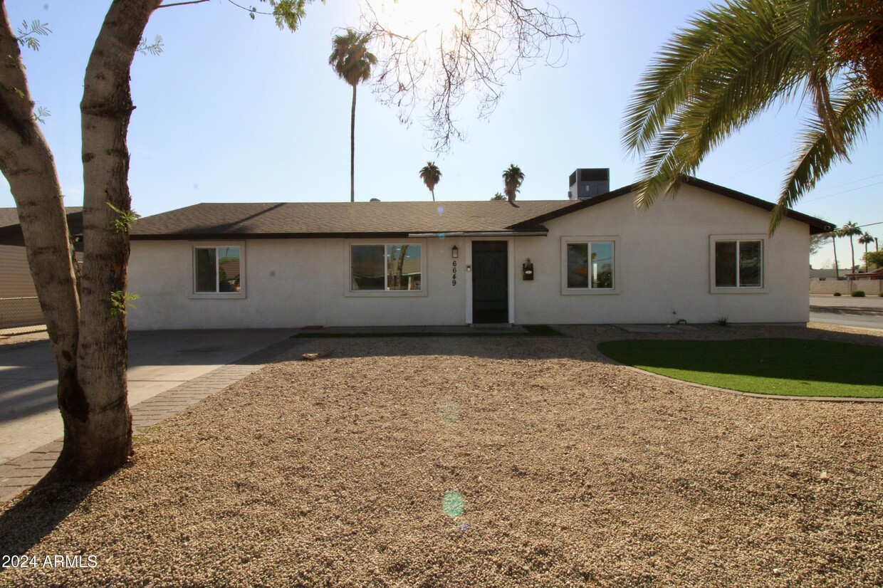 Foto principal - 6649 W Cypress St