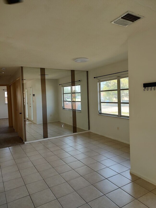 Foto del edificio - 2 Bedroom, 1 bath, freshly painted, new appliances