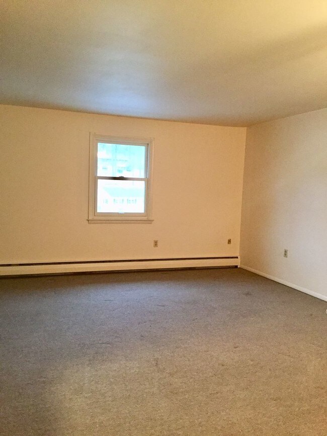 Building Photo - Two Bedroom Apartment in Manchester