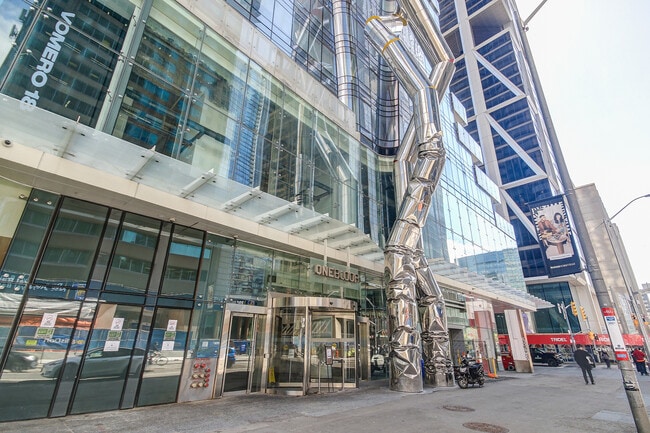 Photo du bâtiment - 1 Bloor St E