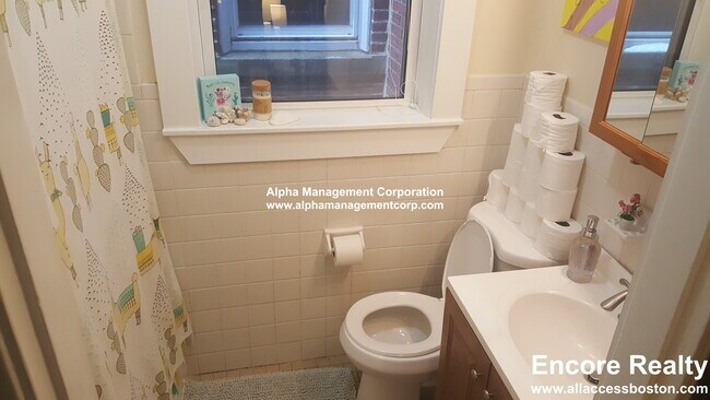 Building Photo - 163 Summer St