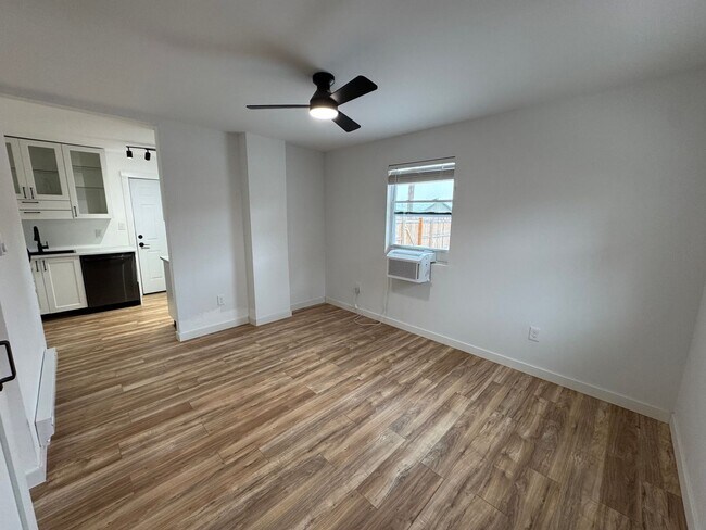 Foto del edificio - 512 W 10th St