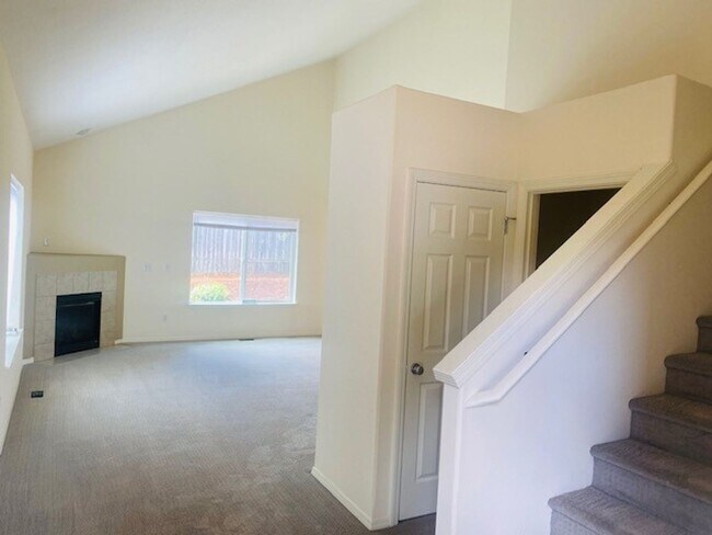 Building Photo - Charming and Spacious Home