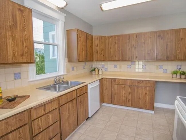 Building Photo - Charmer! 3 Bed 1.5 Bath! 1/2 OFF THE FIRTS...