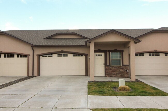 Building Photo - 2 bedroom, 2 bath townhome in Kennewick