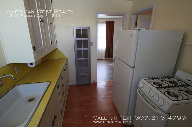 Building Photo - Cozy apartment super close to downtown!!