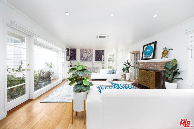 Foto del edificio - 1110 W Muirlands Dr