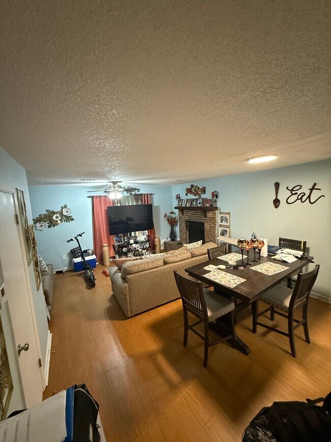 Foto del edificio - Upgraded 2BR/1.5BA Townhouse Apartment Con...