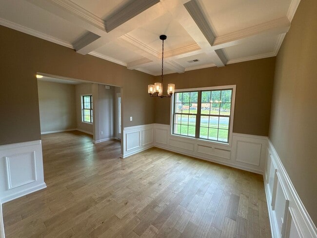 Building Photo - 5 Bedroom 3 Bathroom House