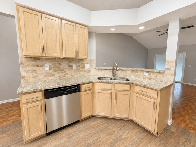 Building Photo - Bright and spacious home with an open and comfortable floor plan.