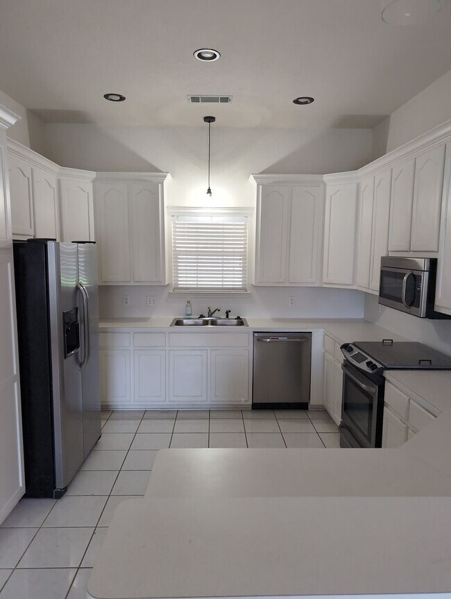 Foto del edificio - 7647 Rosewood Dr