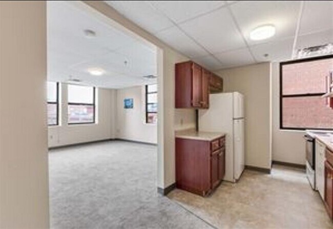 Building Photo - 1015 Elm St
