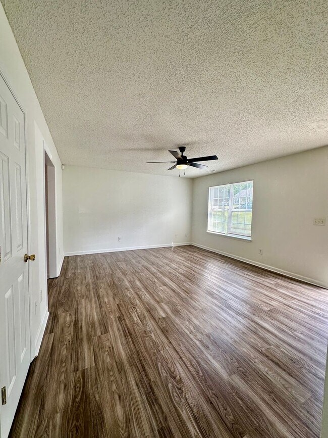 Building Photo - Spacious 3 Bedroom House for Rent Near Air...