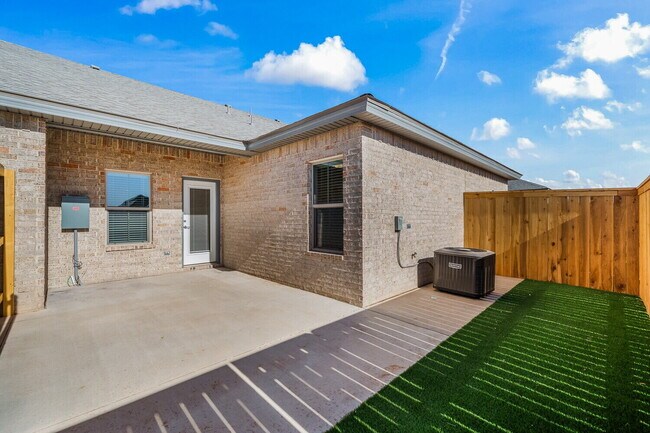 Building Photo - Brand new town home in Iron Horse!!