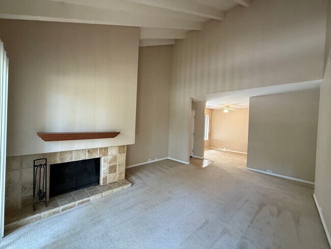 Foto del edificio - 2 bed 2 bath upstairs condo available to m...