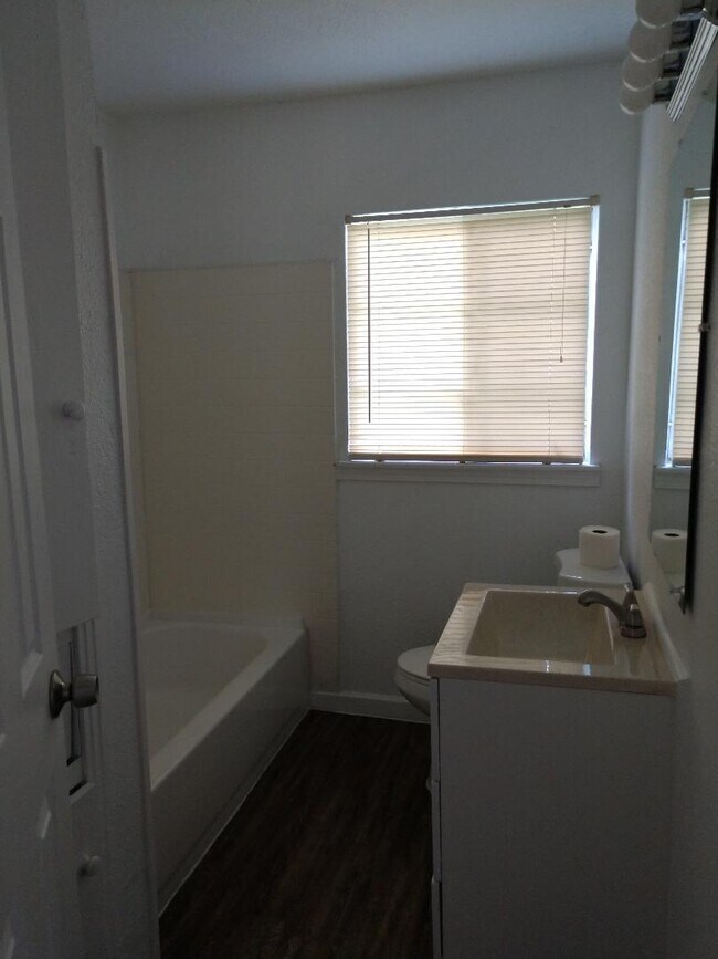 Building Photo - 7609 Glen Manor Dr