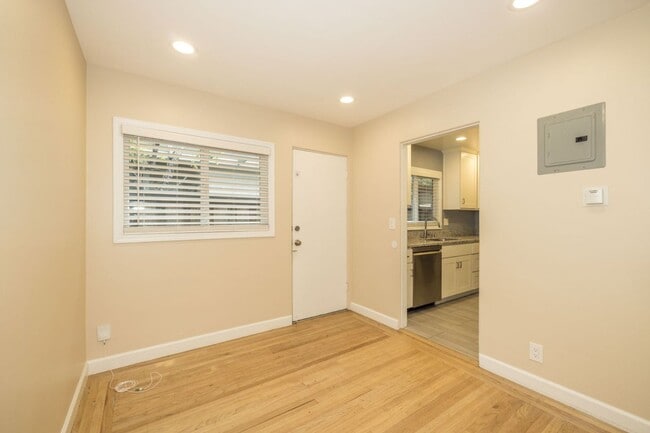 Building Photo - 691 Roble Ave