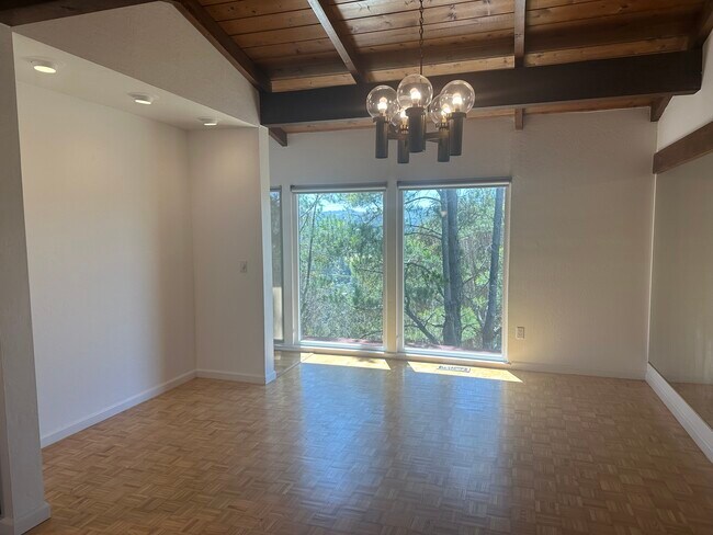 Building Photo - 18 Pepper Way