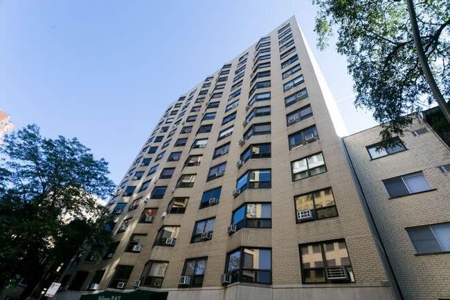 Building Photo - 428 W Wellington Ave
