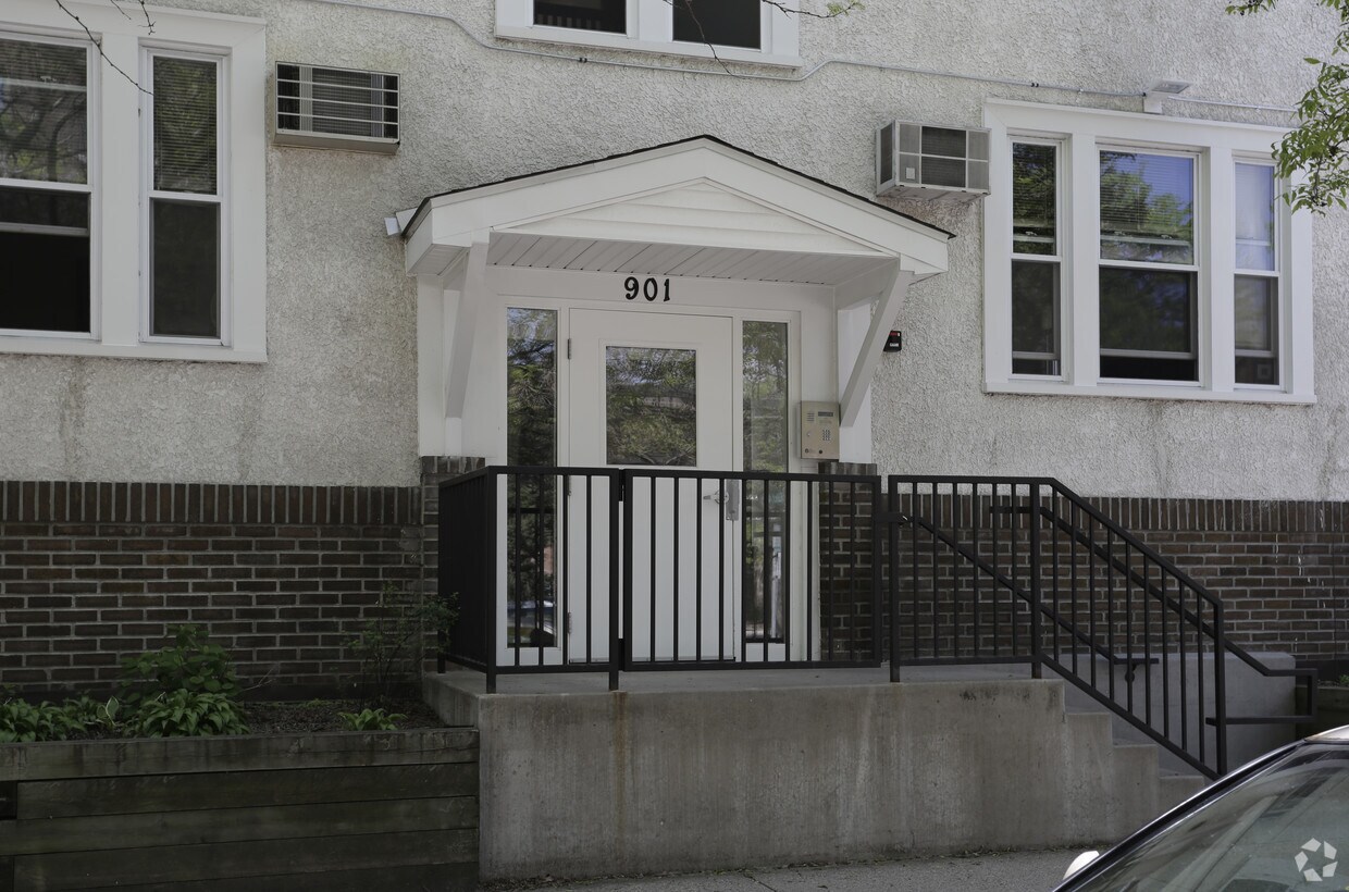 Building Photo - 901 15th St E