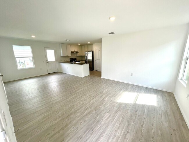 Foto del edificio - **APPLICATION RECEIVED** AVAILABLE NOW! 3 ...