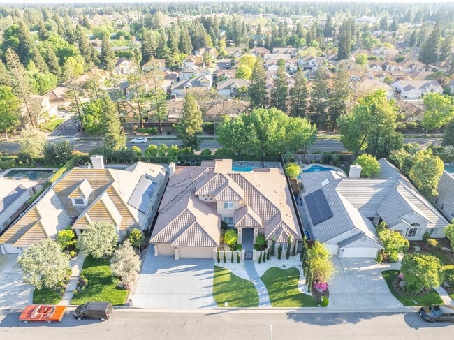 Building Photo - 1103 E Newhall Dr
