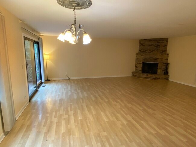 Foto del edificio - 330 E Forest Knoll Dr